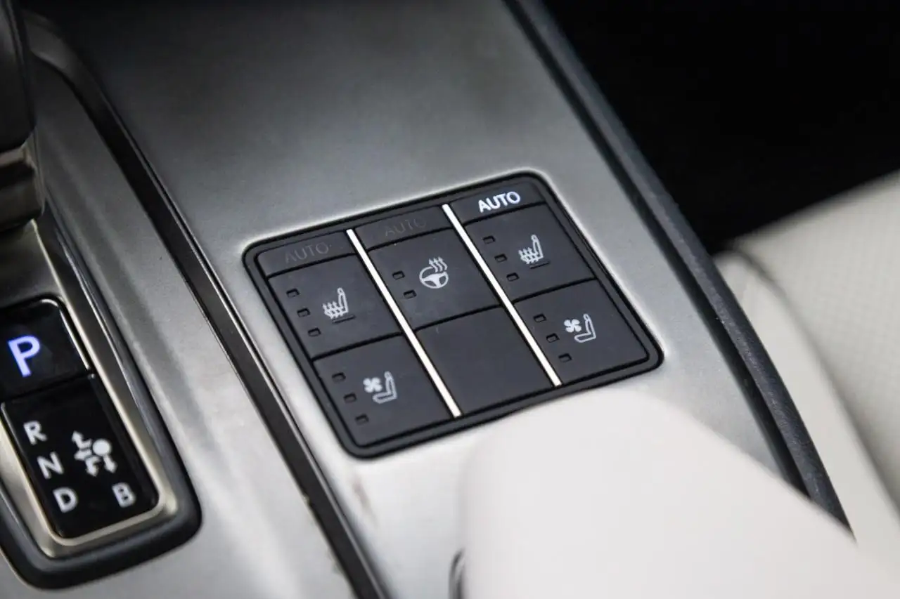 Lexus UX 300h - Image 15