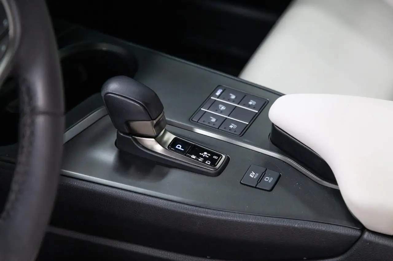 Lexus UX 300h - Image 11