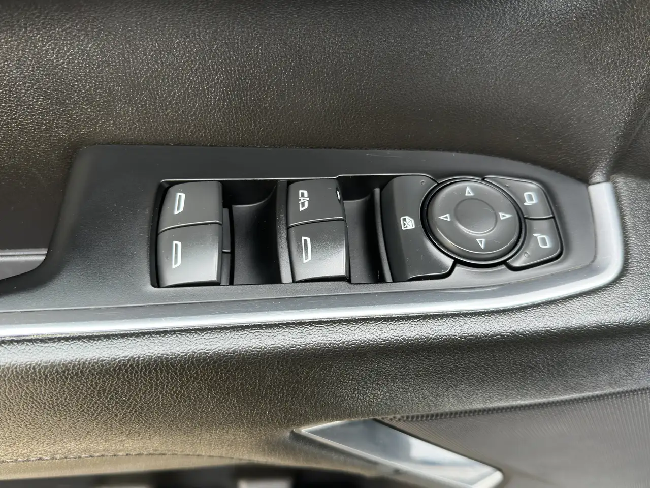 Chevrolet Silverado 1500 - Image 11
