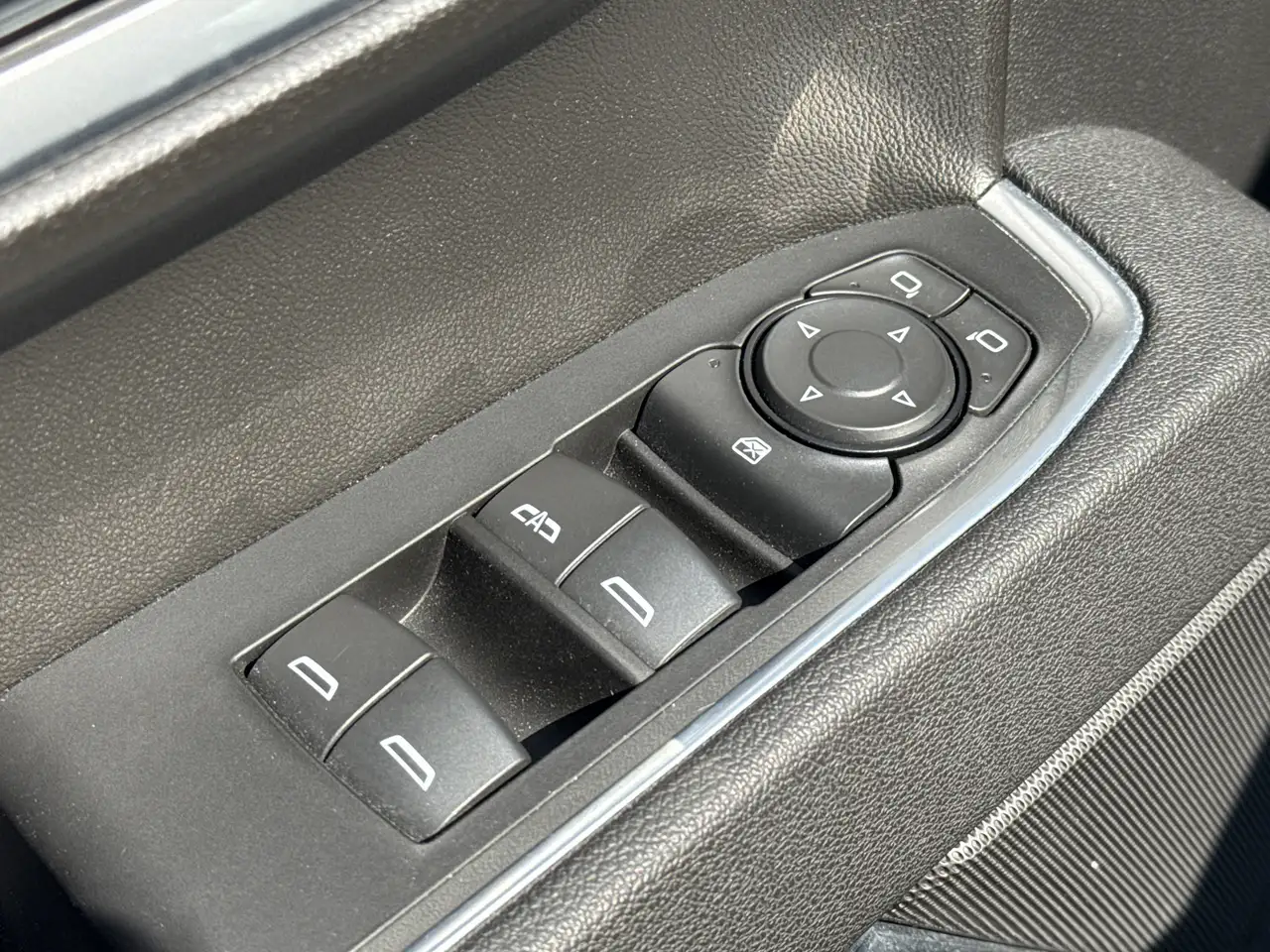 Chevrolet Silverado 1500 - Image 11