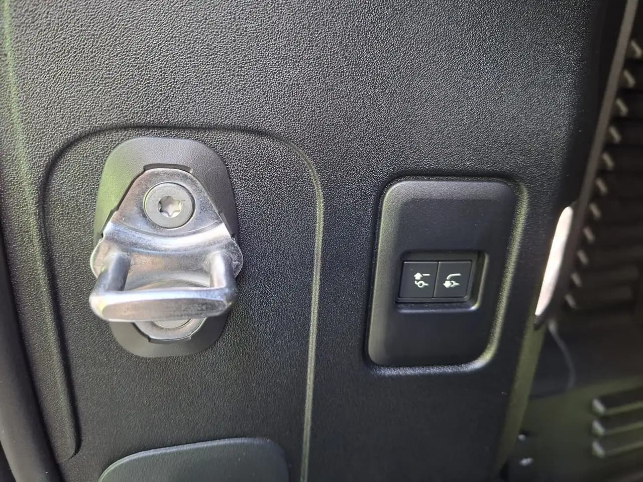 Land Rover Defender - Image 13