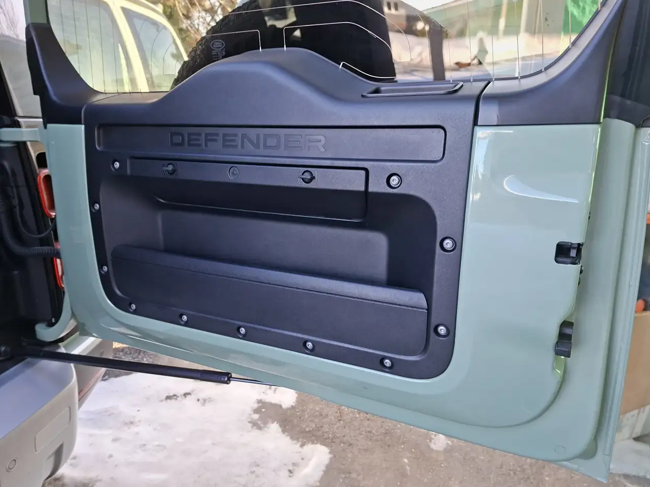 Land Rover Defender - Image 10