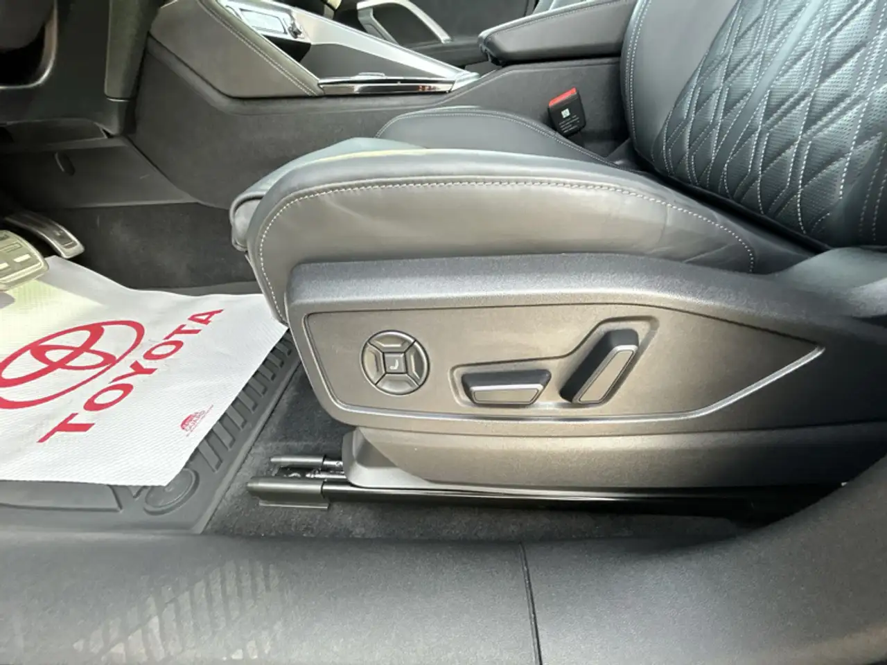 Audi SQ5 - Image 14