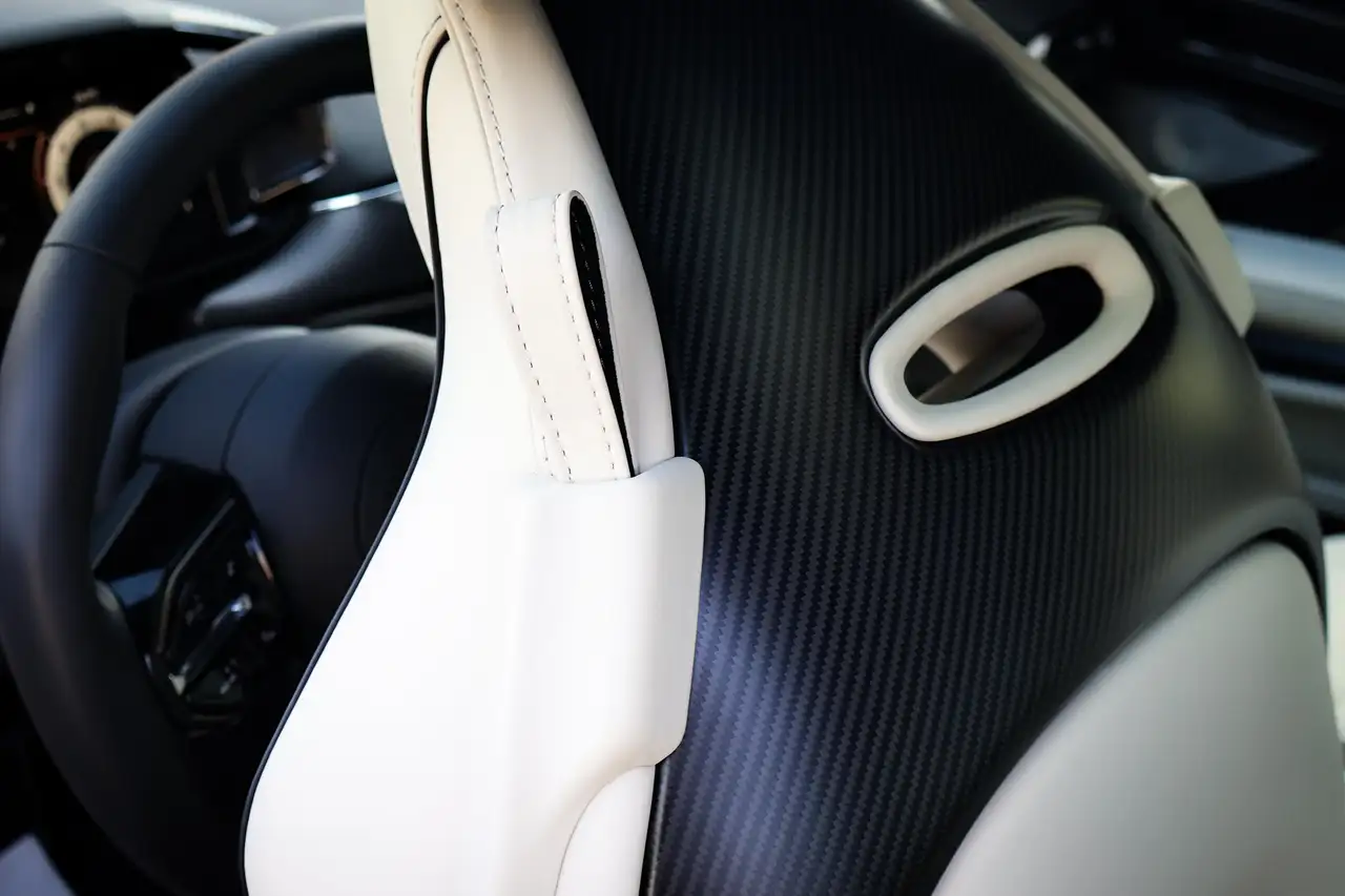 Aston Martin Vanquish - Image 12