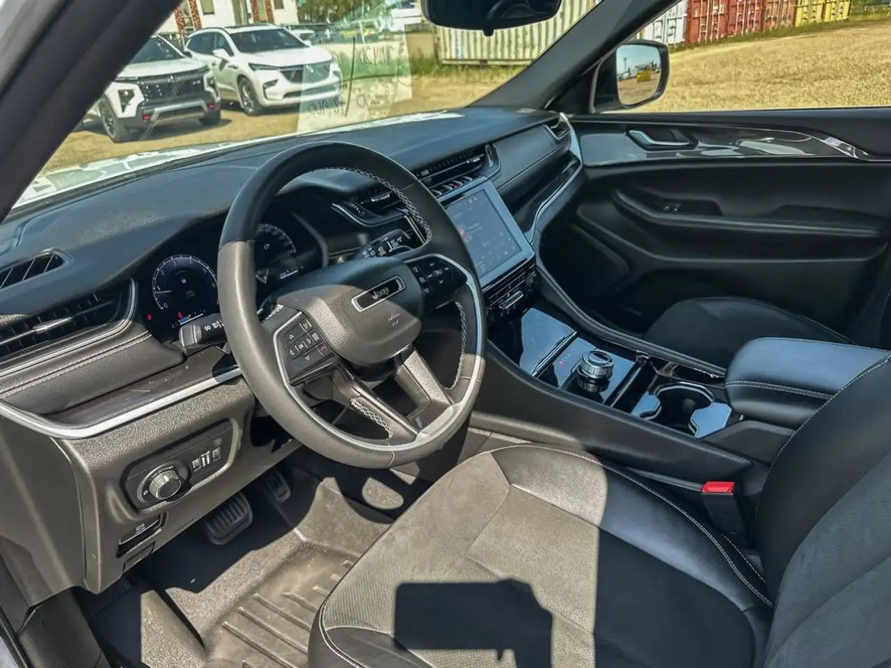 Jeep Grand Cherokee - Image 17