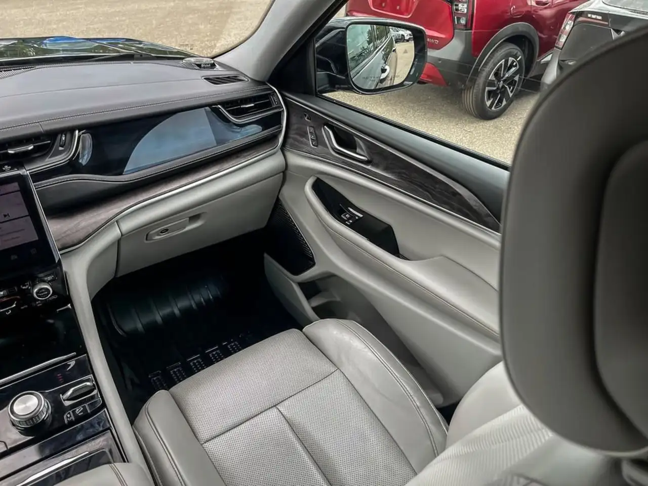 Jeep Grand Cherokee - Image 22