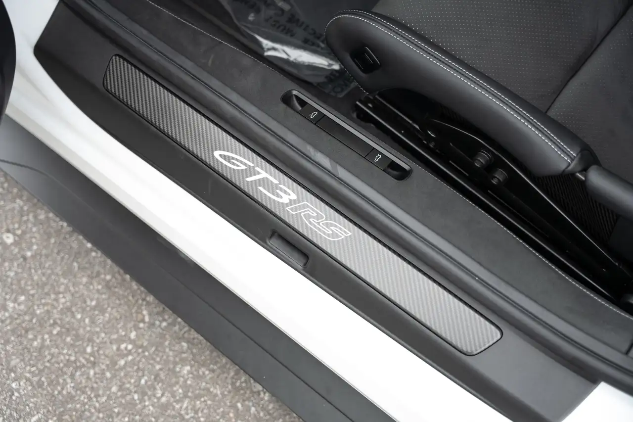Porsche 911 - Image 35