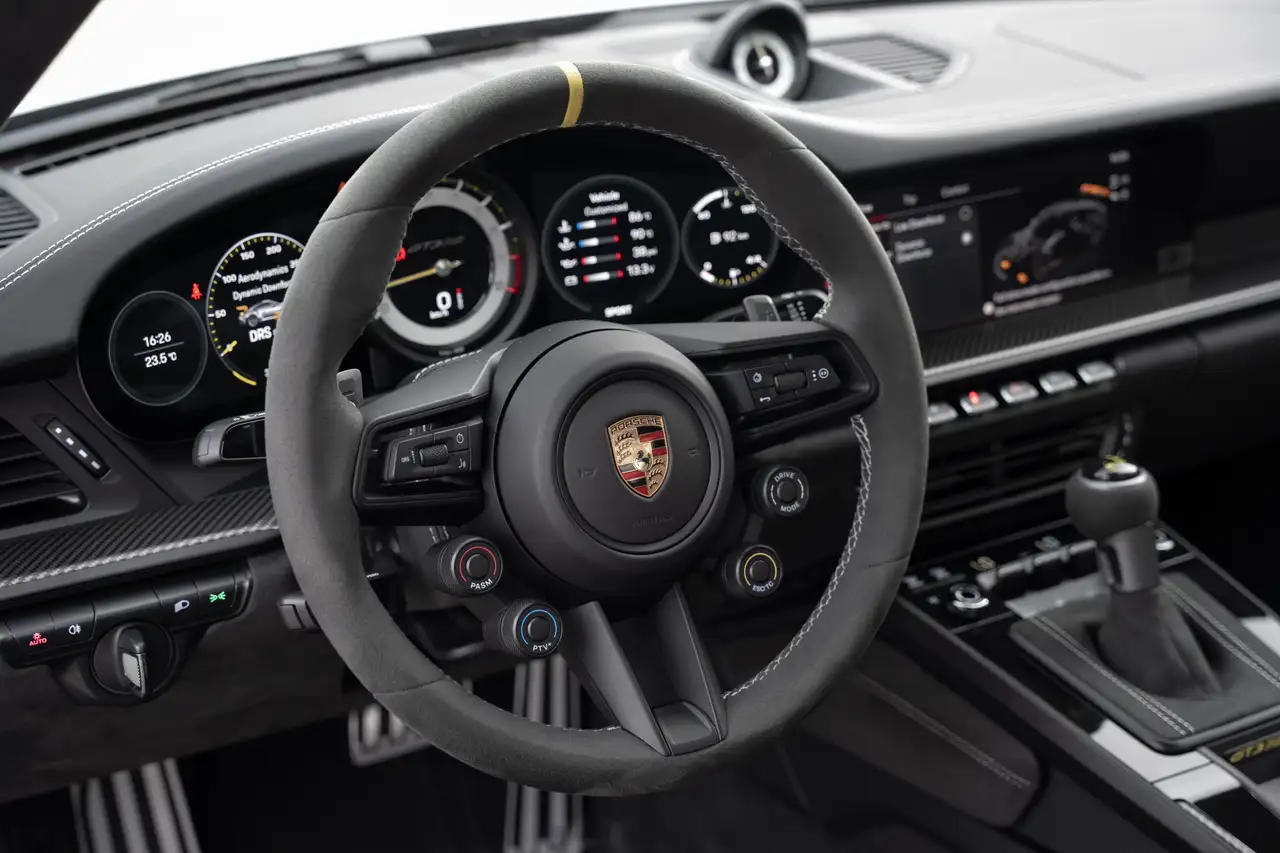 Porsche 911 - Image 24