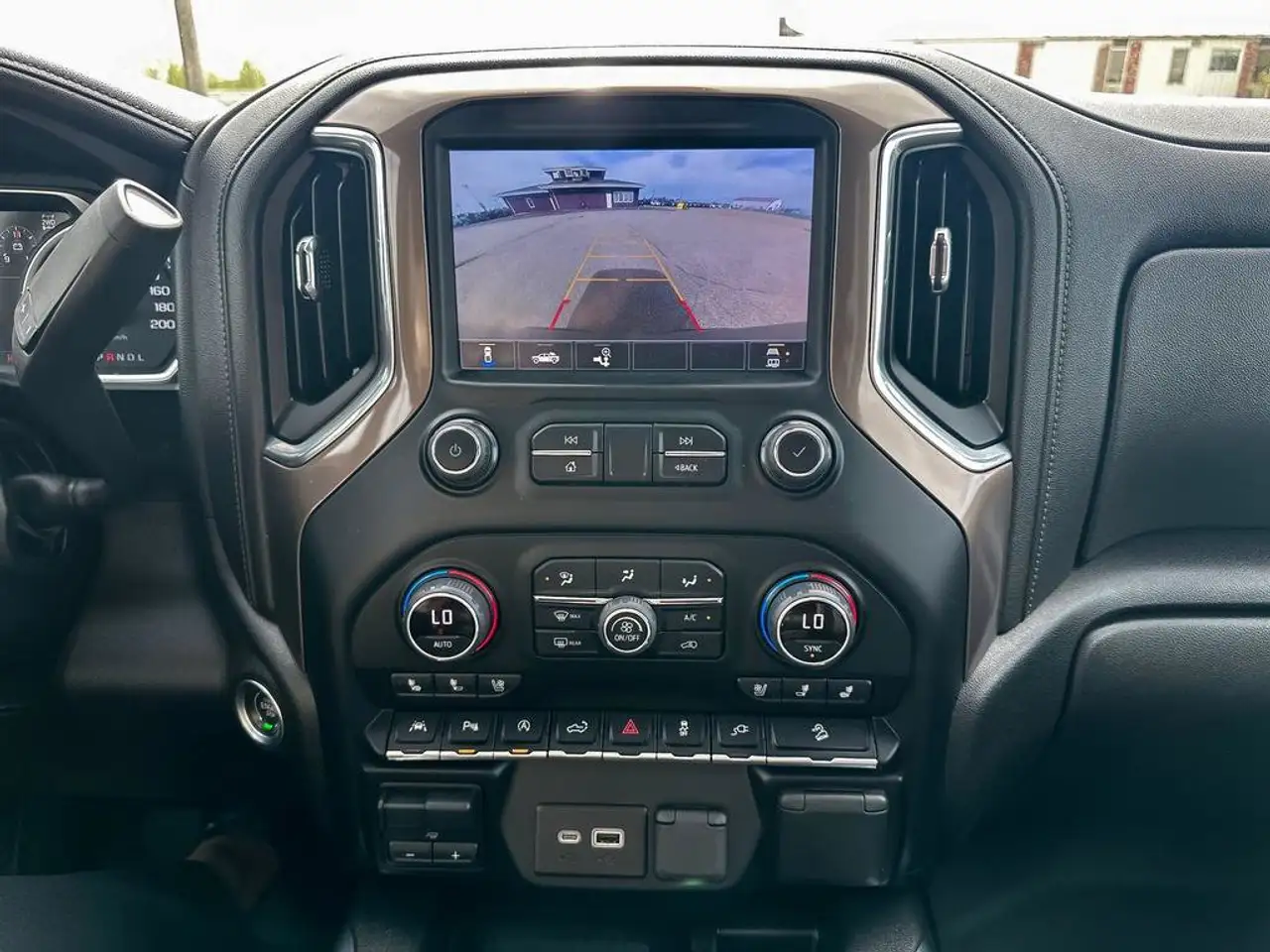 Chevrolet Silverado 1500 - Image 24