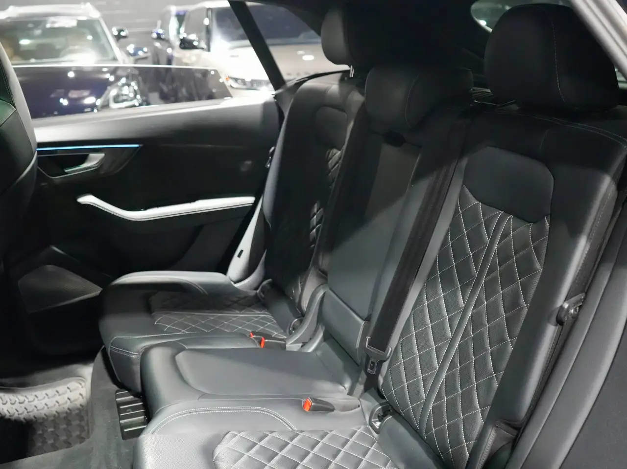 Audi SQ8 - Image 13