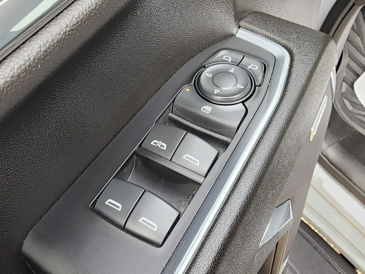 Chevrolet Silverado 1500 - Image 10