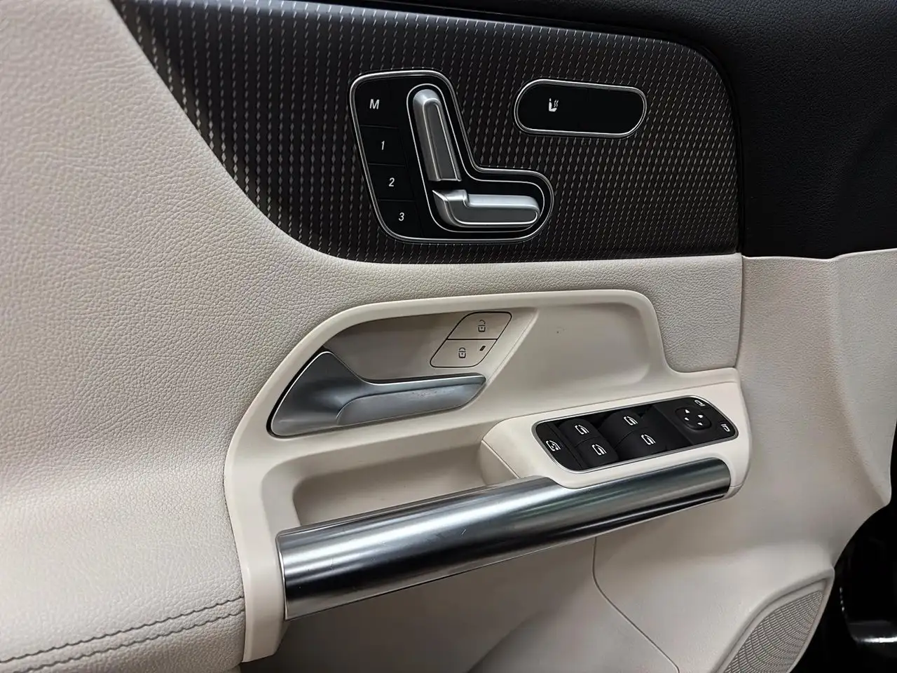 Mercedes-Benz GLA - Image 11