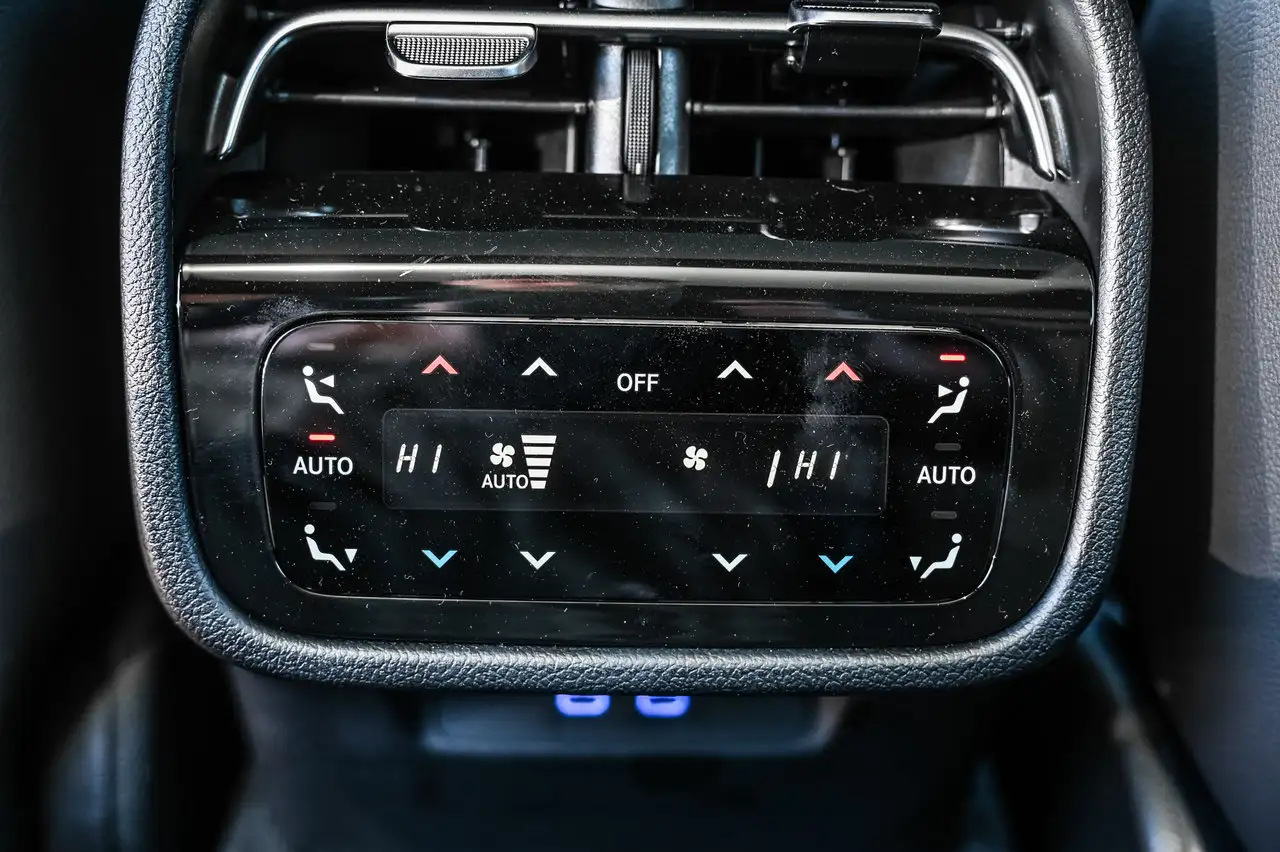 Mercedes-Benz E-Class - Image 19