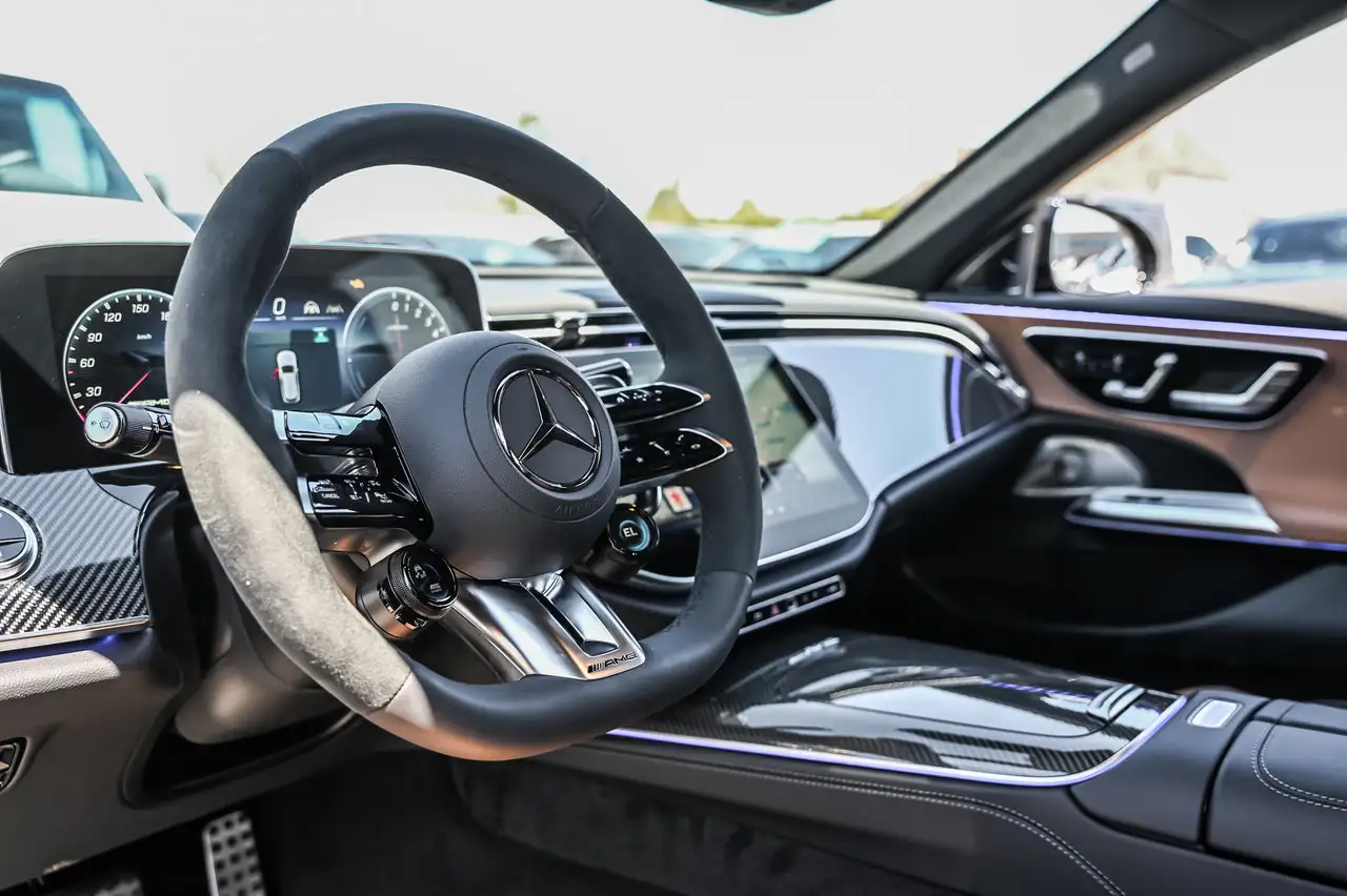 Mercedes-Benz E-Class - Image 11