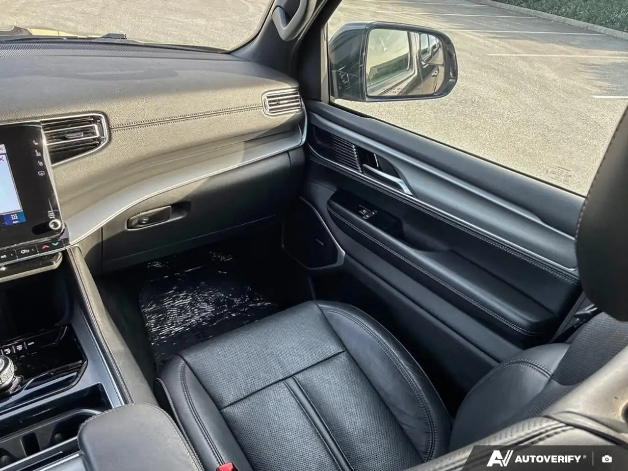 Jeep Wagoneer - Image 25