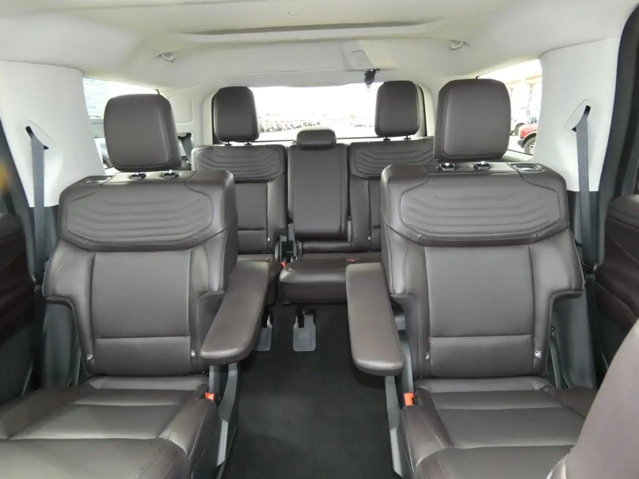 Ford Expedition - Image 21