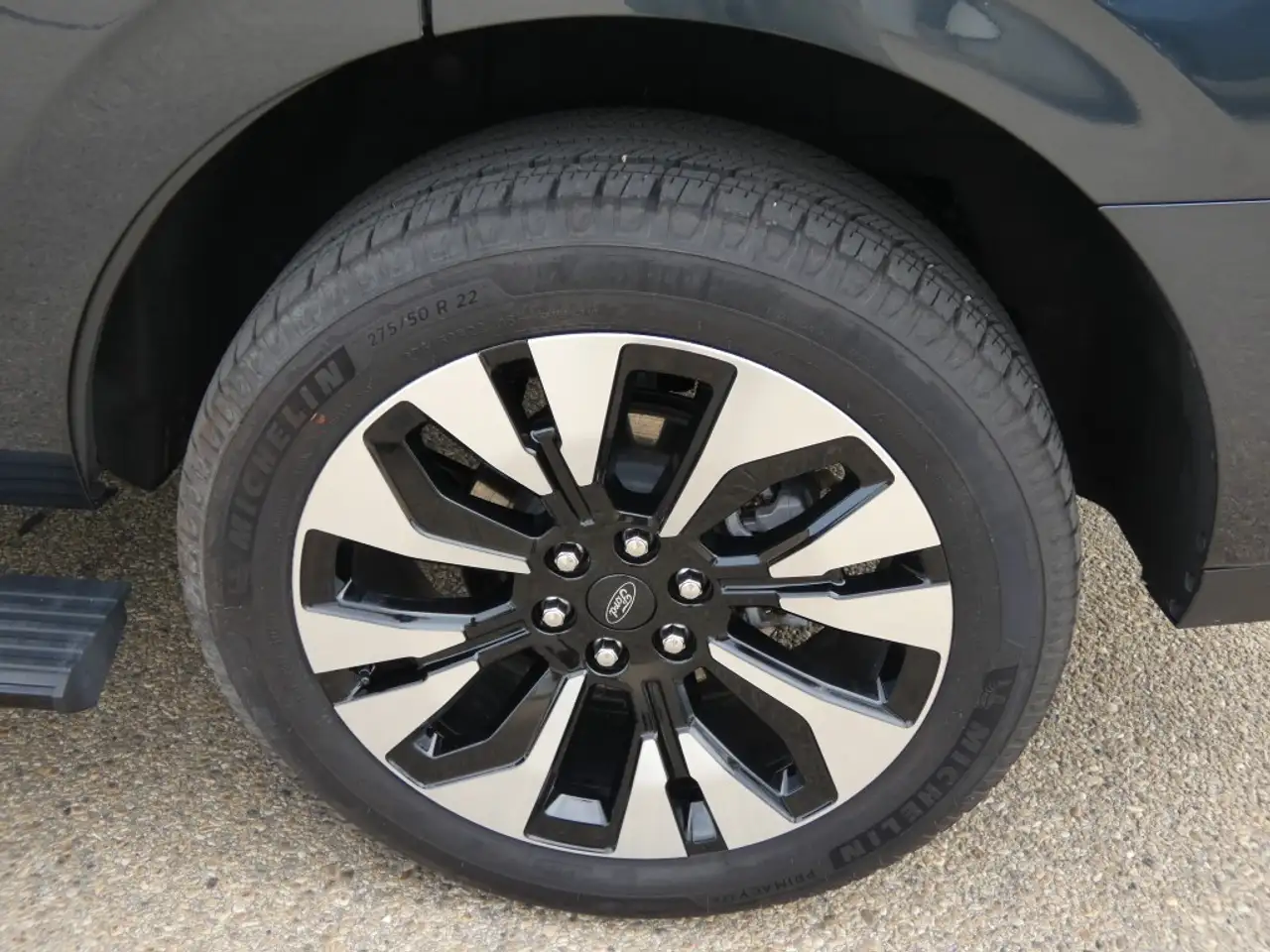 Ford Expedition - Image 29