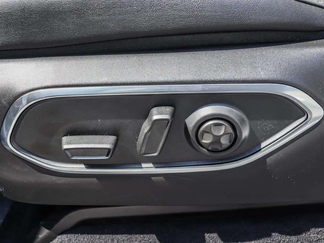 Jeep Grand Wagoneer - Image 6