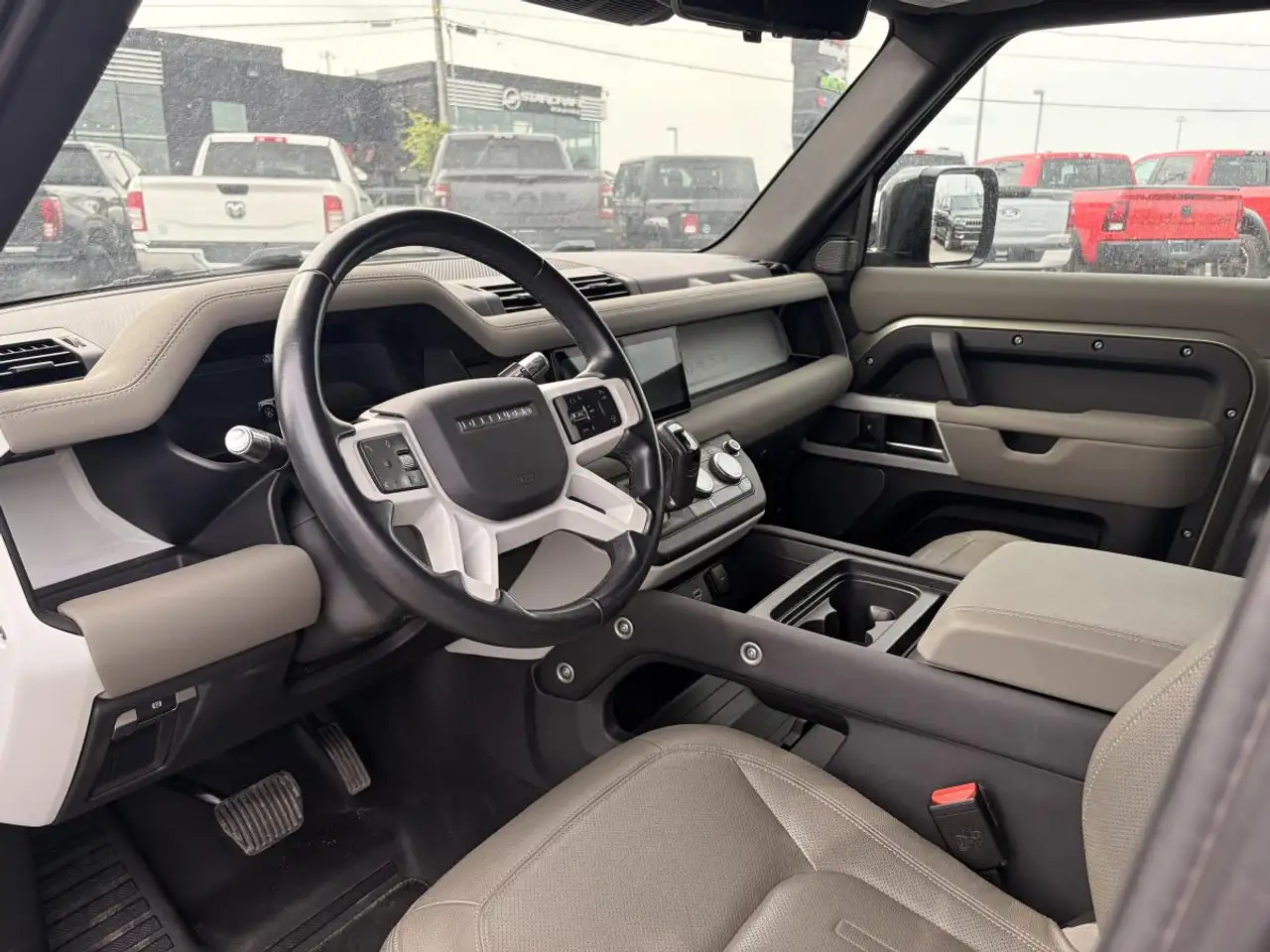 Land Rover Defender - Image 11