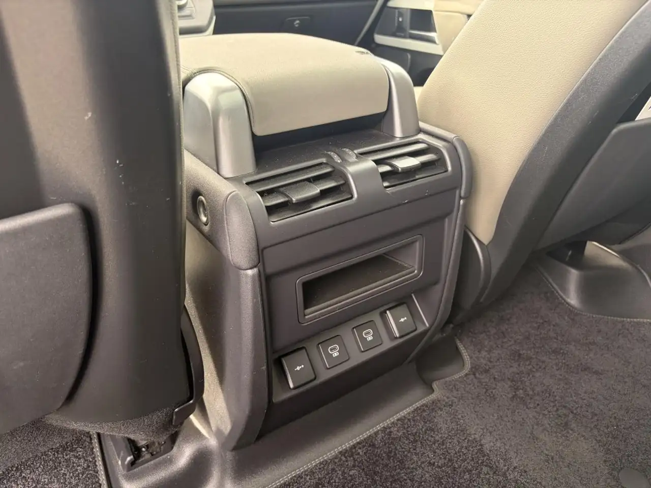 Land Rover Defender - Image 28
