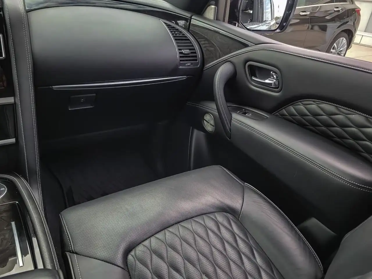 Infiniti QX80 - Image 24