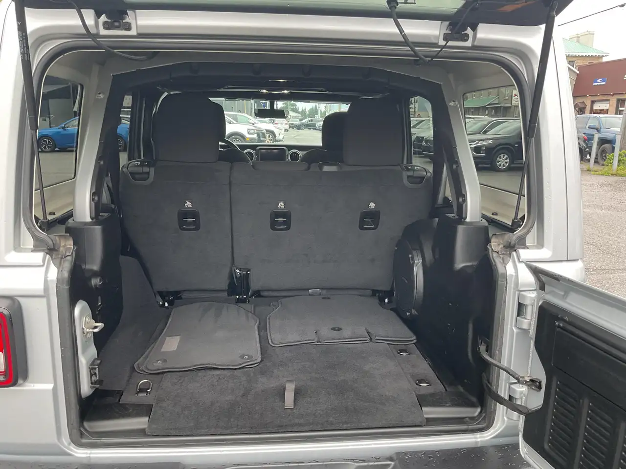 Jeep Wrangler - Image 32