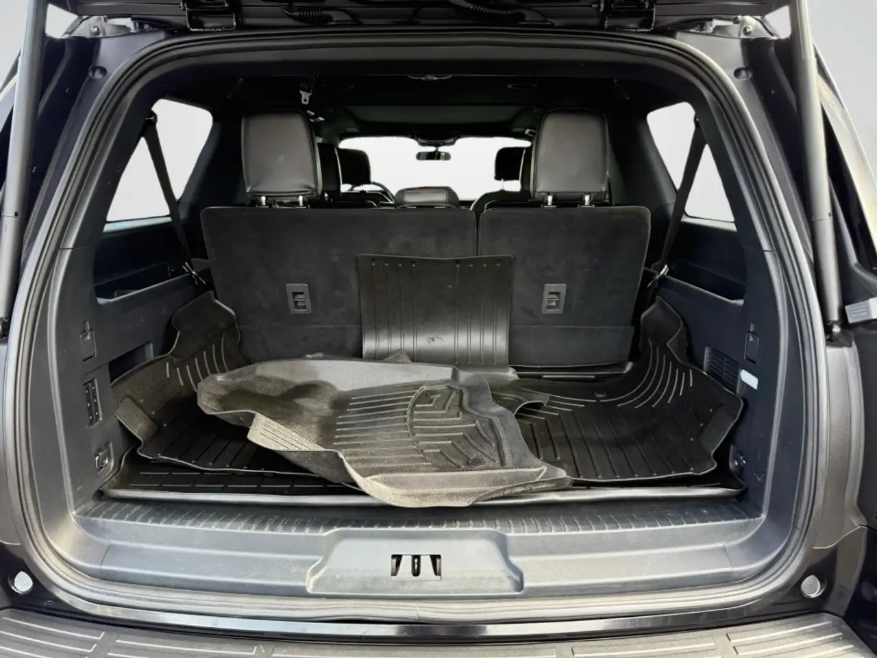 Ford Expedition - Image 9