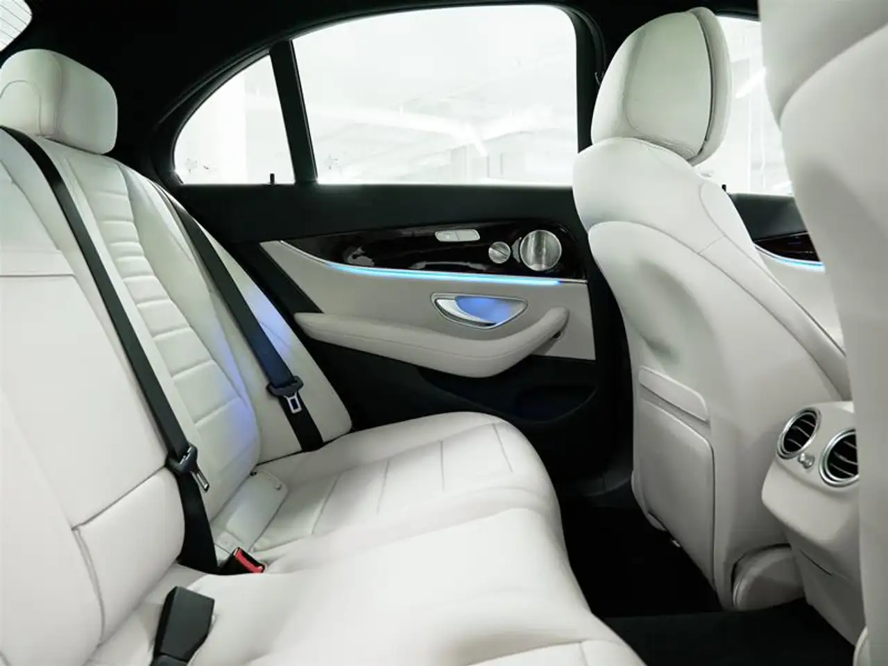 Mercedes-Benz E-Class - Image 24