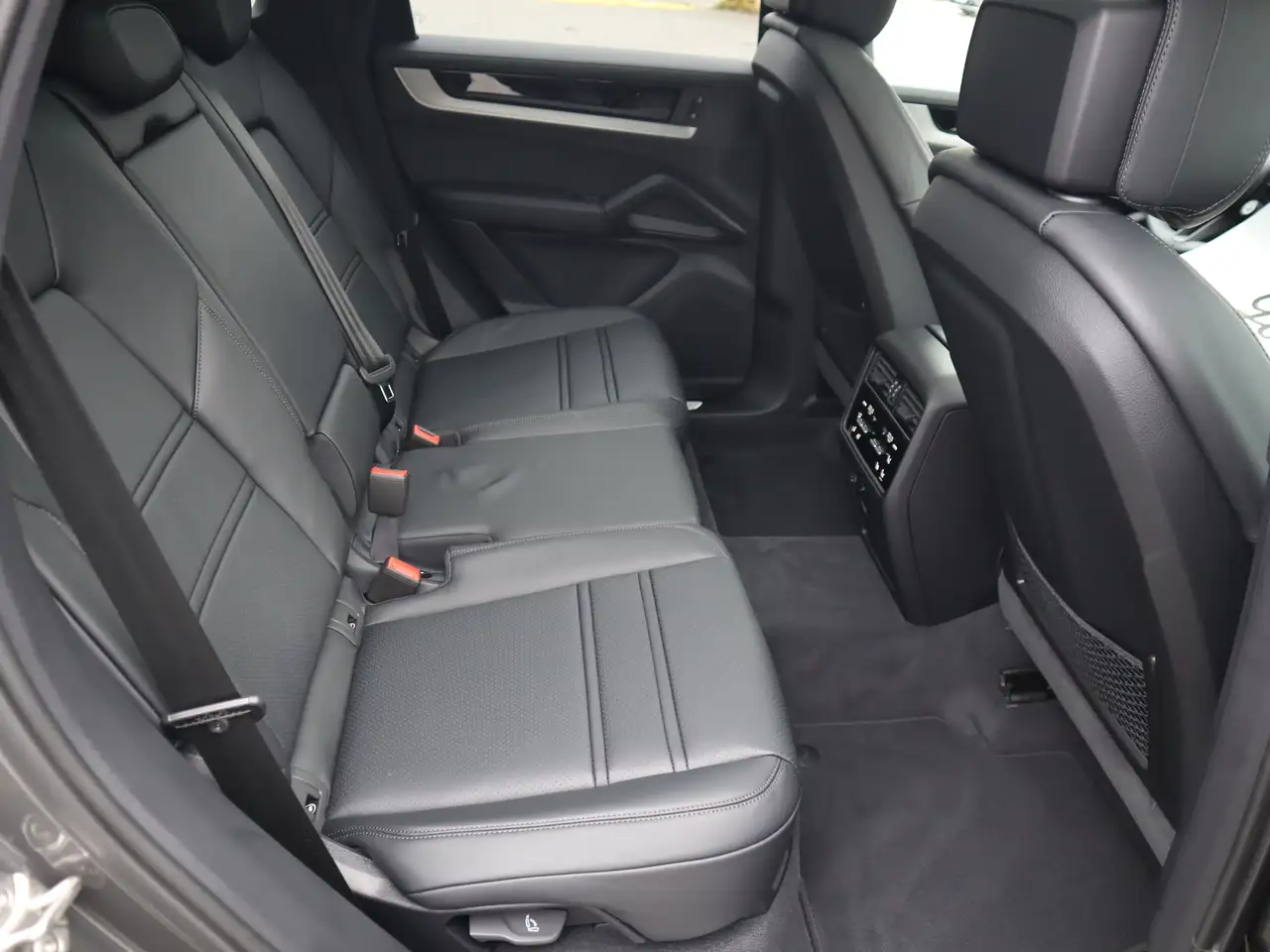 Porsche Cayenne - Image 26