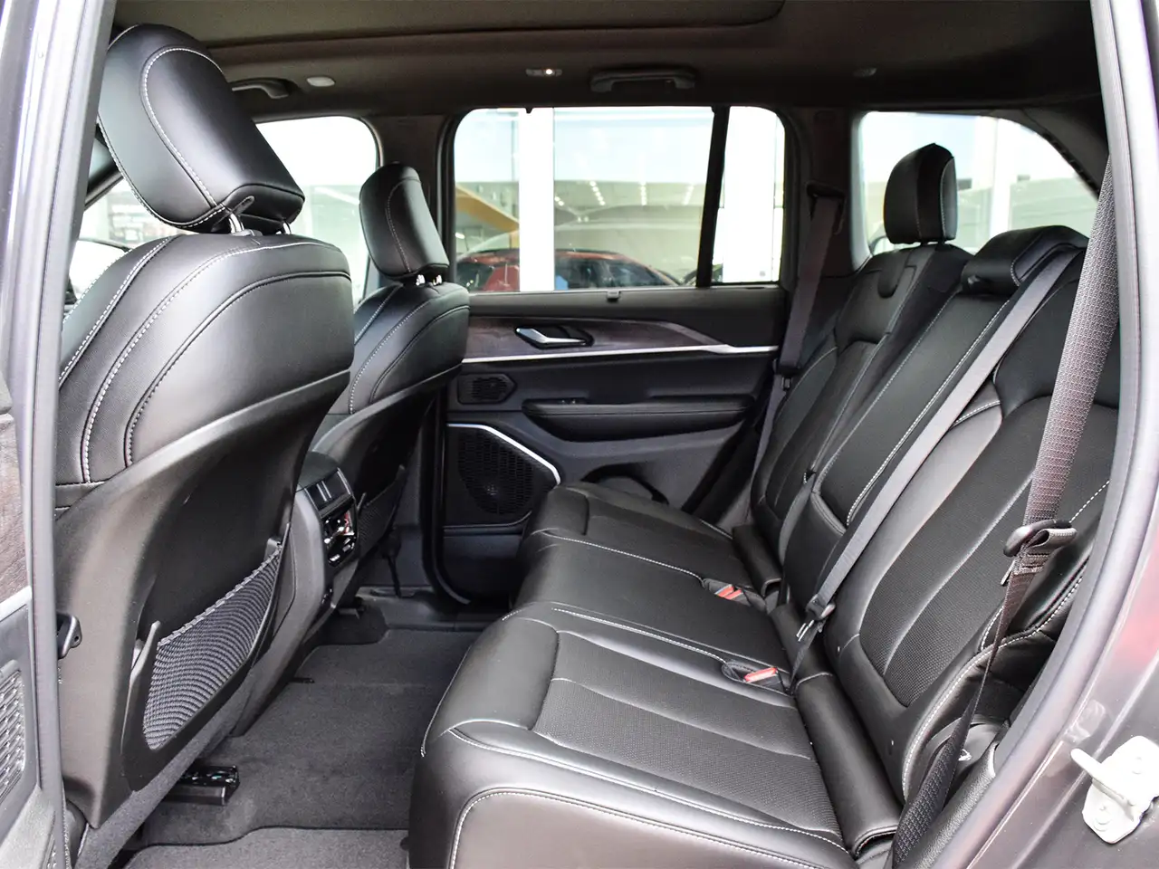 Jeep Grand Cherokee - Image 16