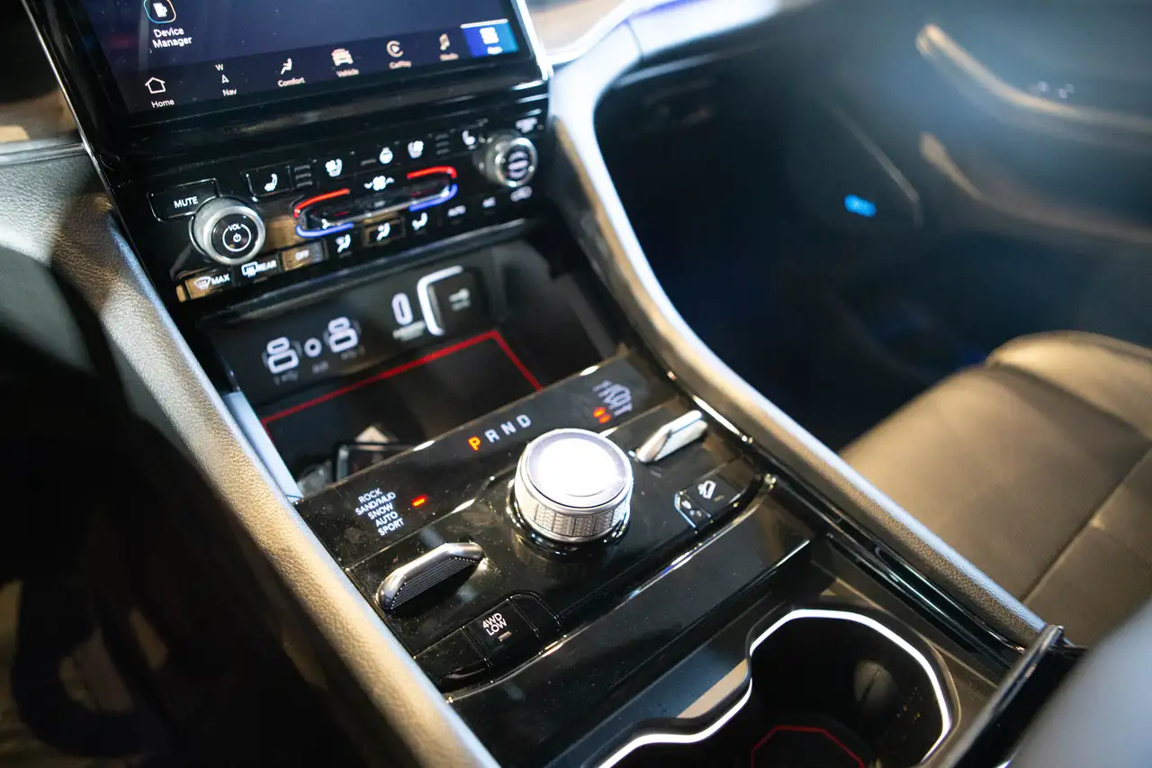 Jeep Grand Cherokee - Image 18