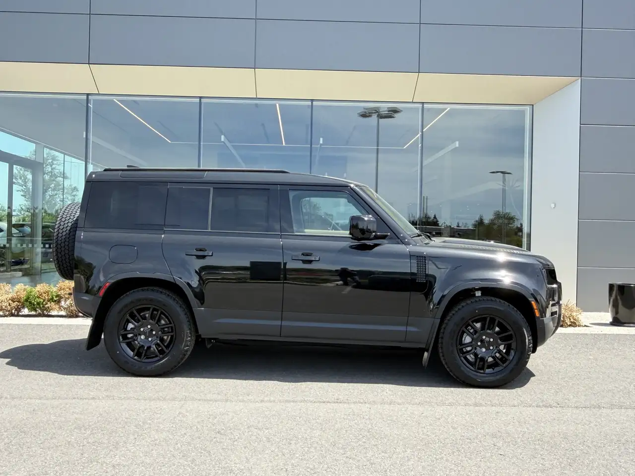 Land Rover Defender - Image 7