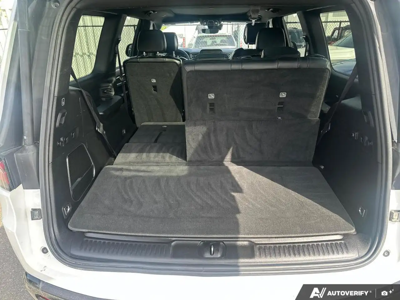 Jeep Wagoneer - Image 12