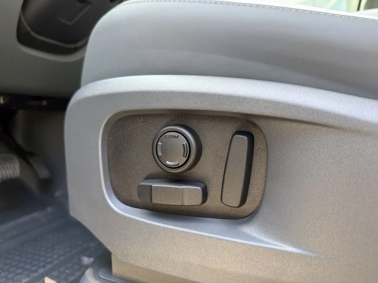 Land Rover Defender - Image 9
