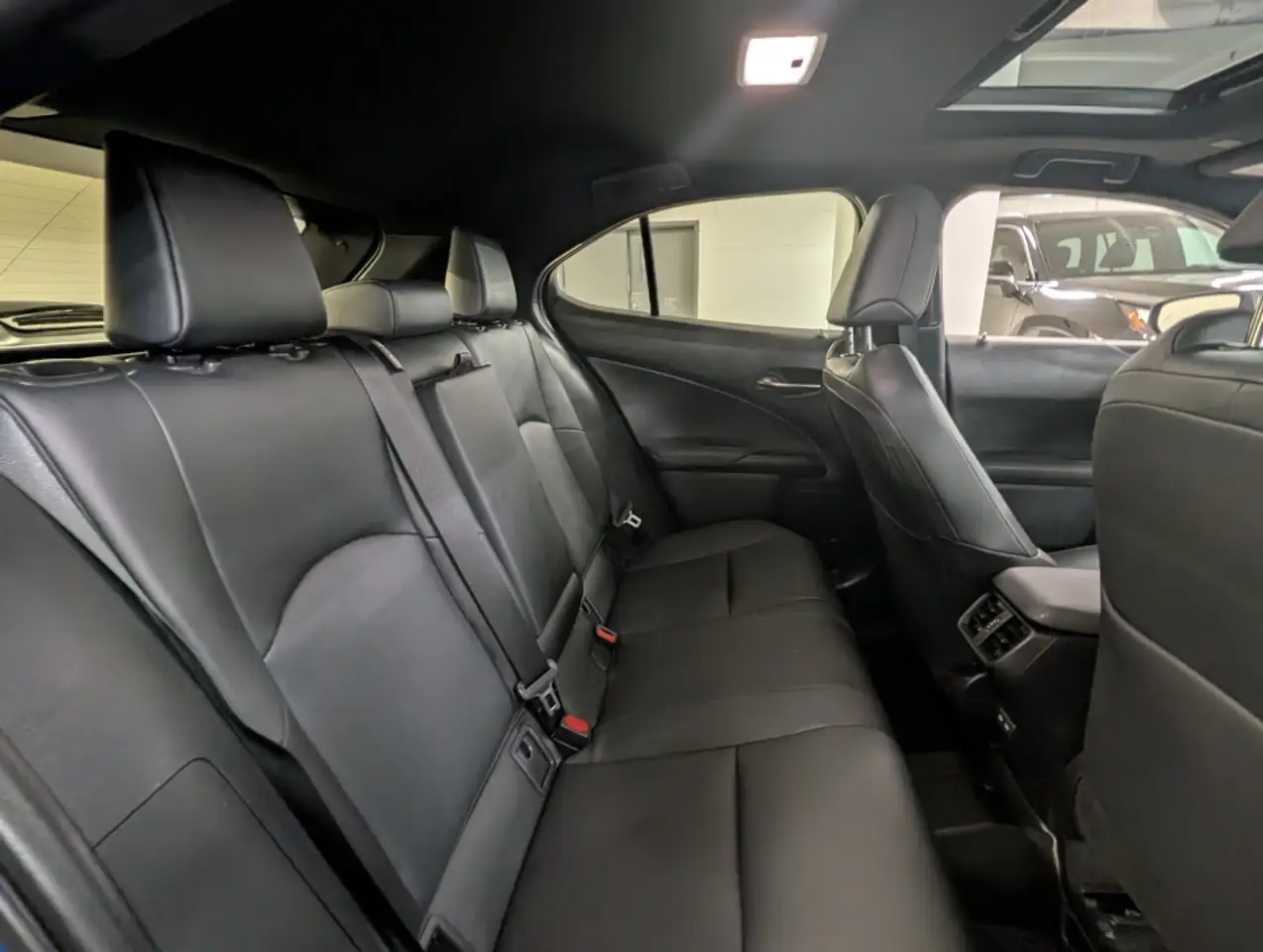 Lexus UX 300h - Image 16