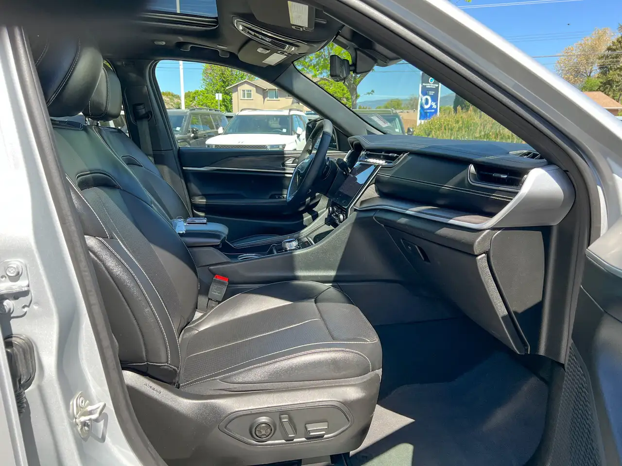 Jeep Grand Cherokee - Image 13