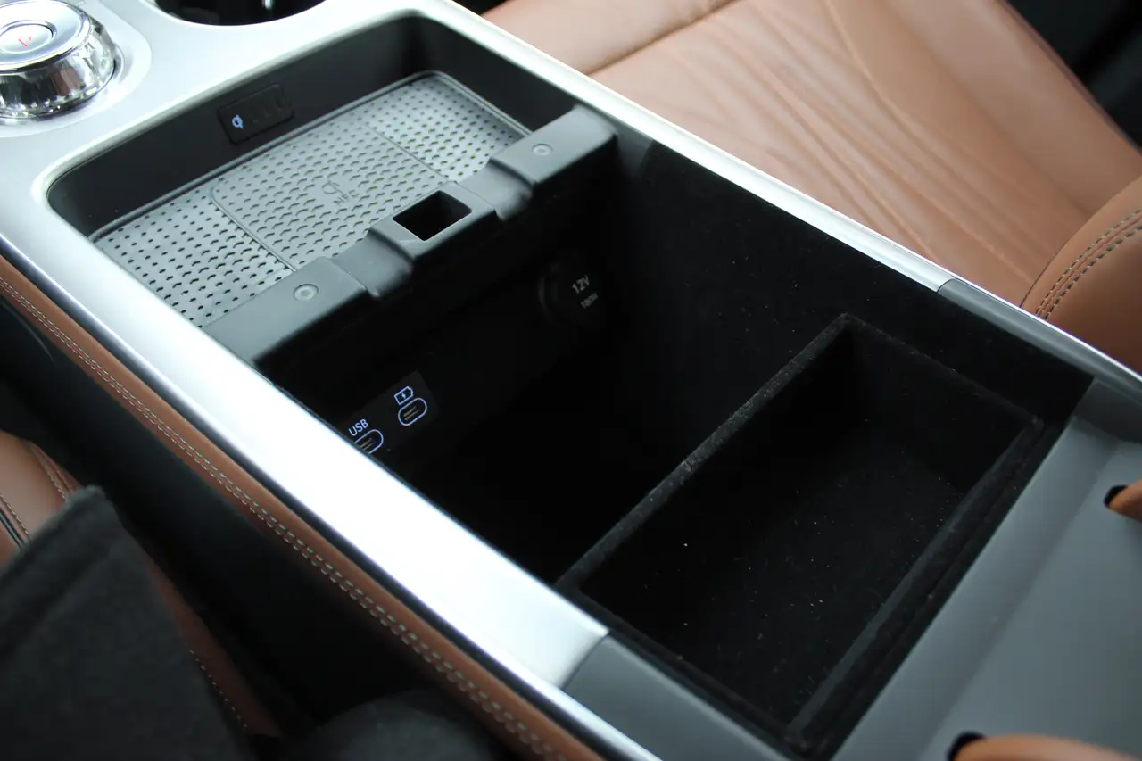 Genesis GV70 - Image 23