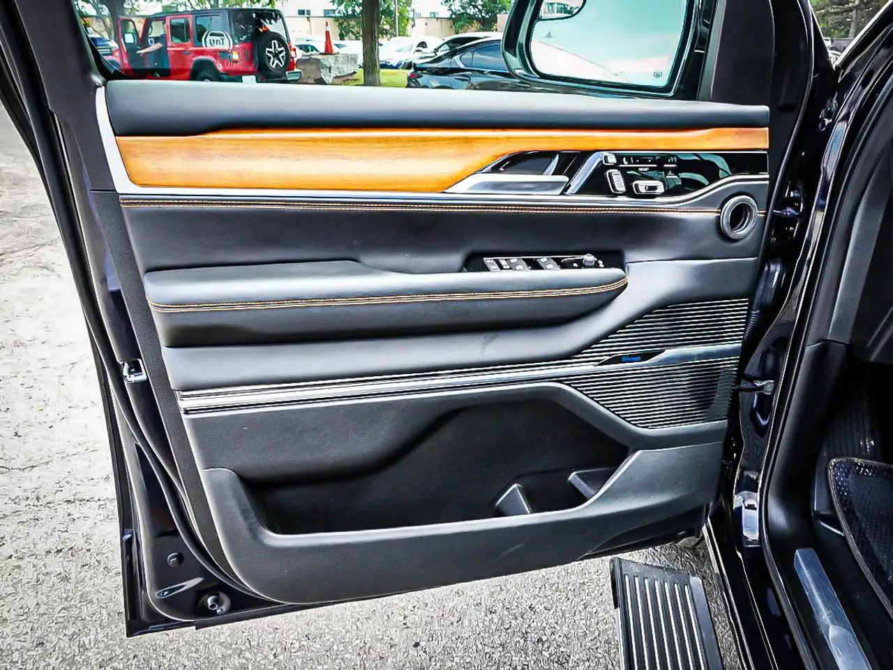 Jeep Grand Wagoneer - Image 12