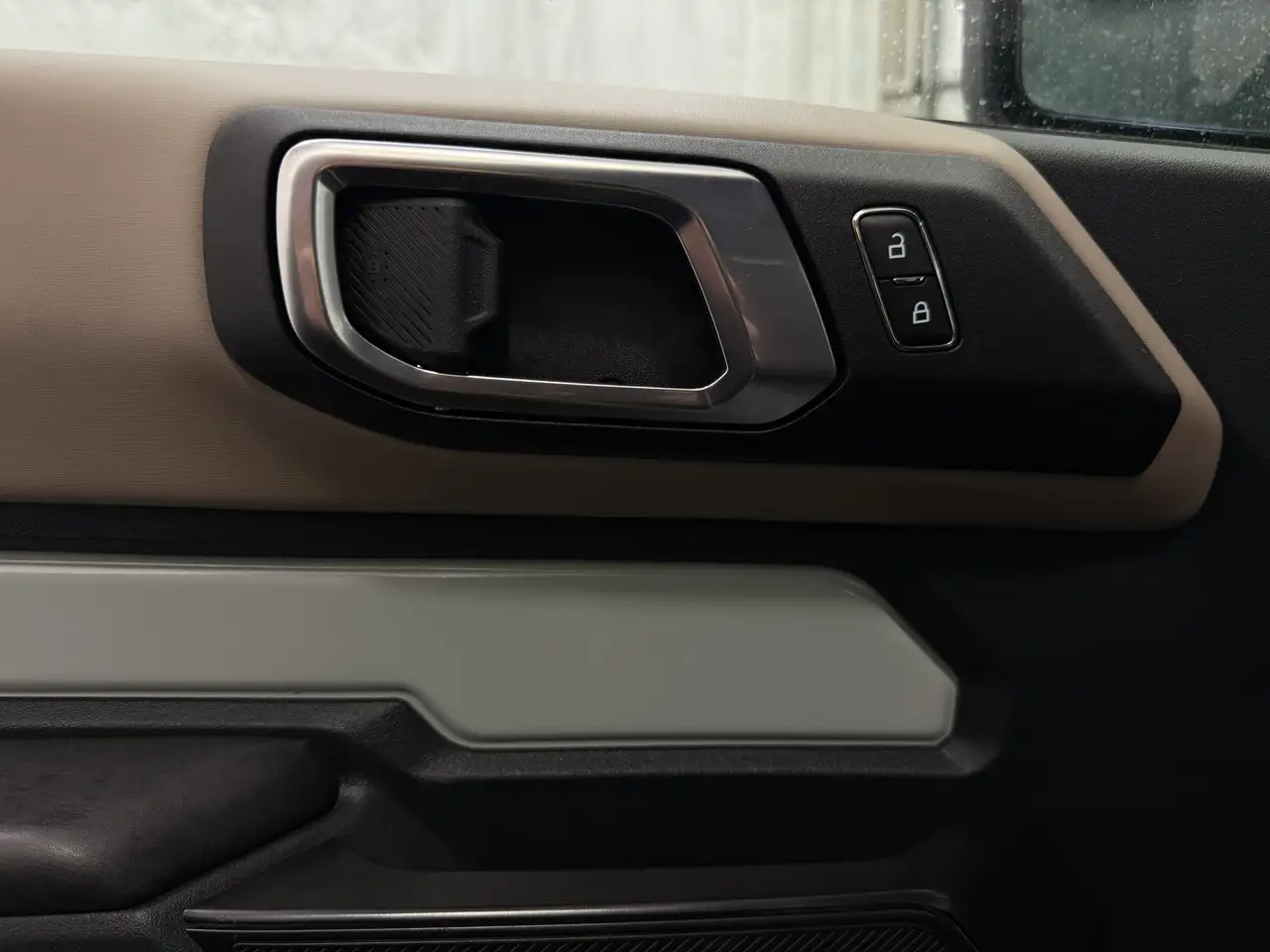 Ford Bronco - Image 18