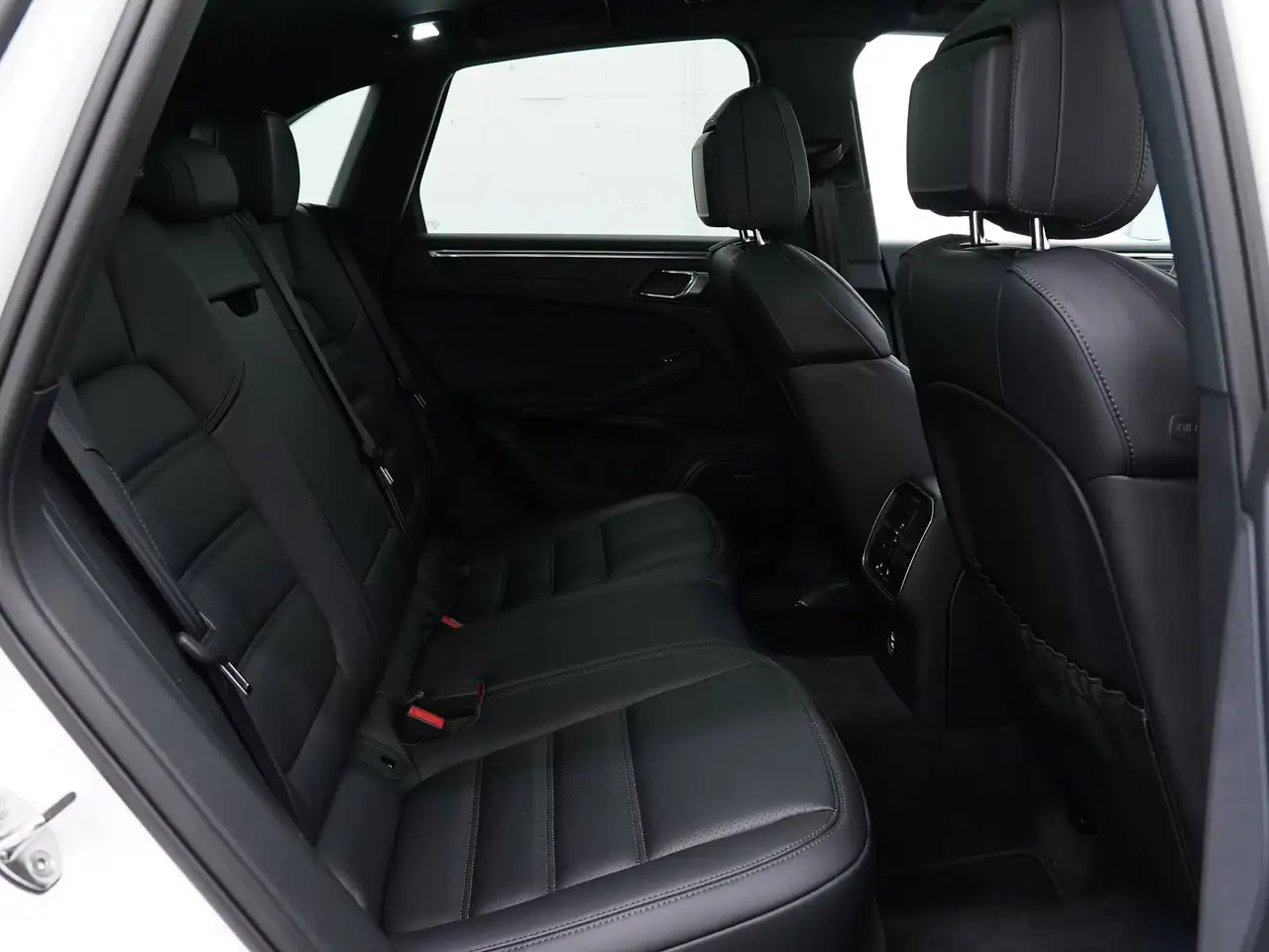 Porsche Macan - Image 33