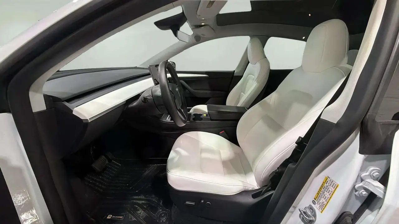 Tesla Model Y - Image 18