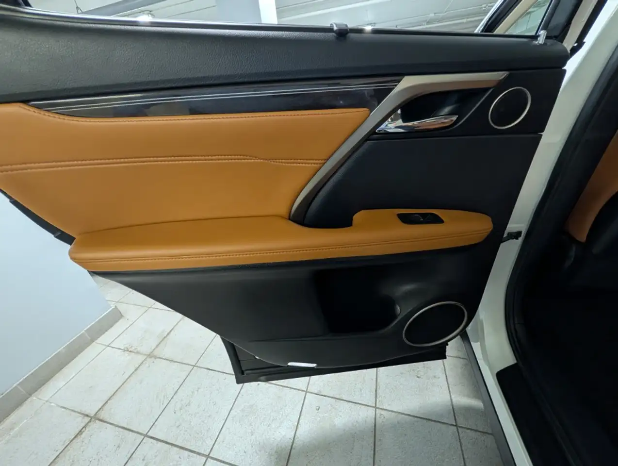 Lexus RX 350h - Image 15