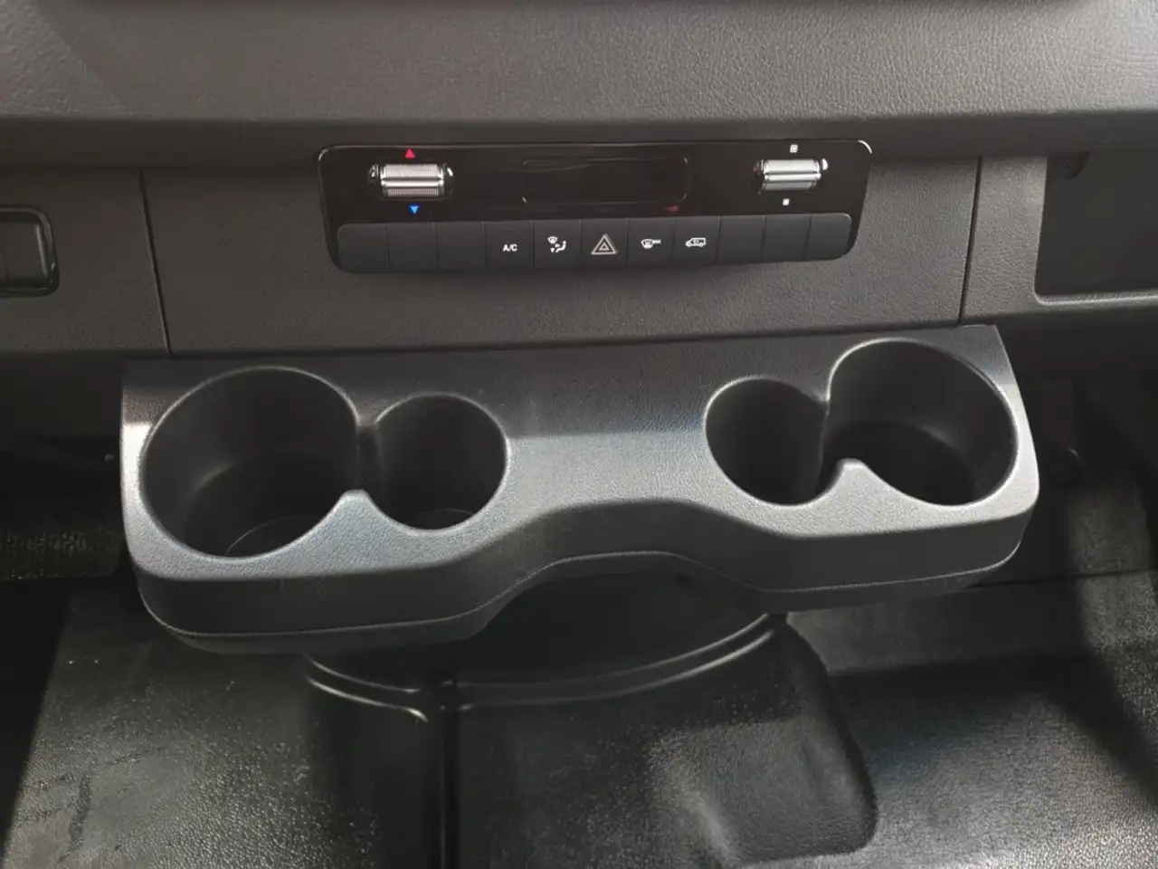 Mercedes-Benz Sprinter - Image 18