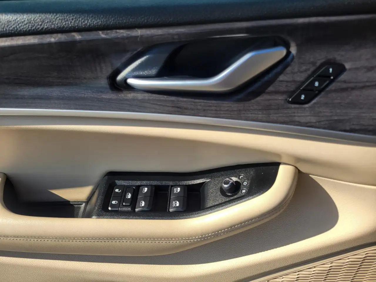 Jeep Grand Cherokee - Image 22