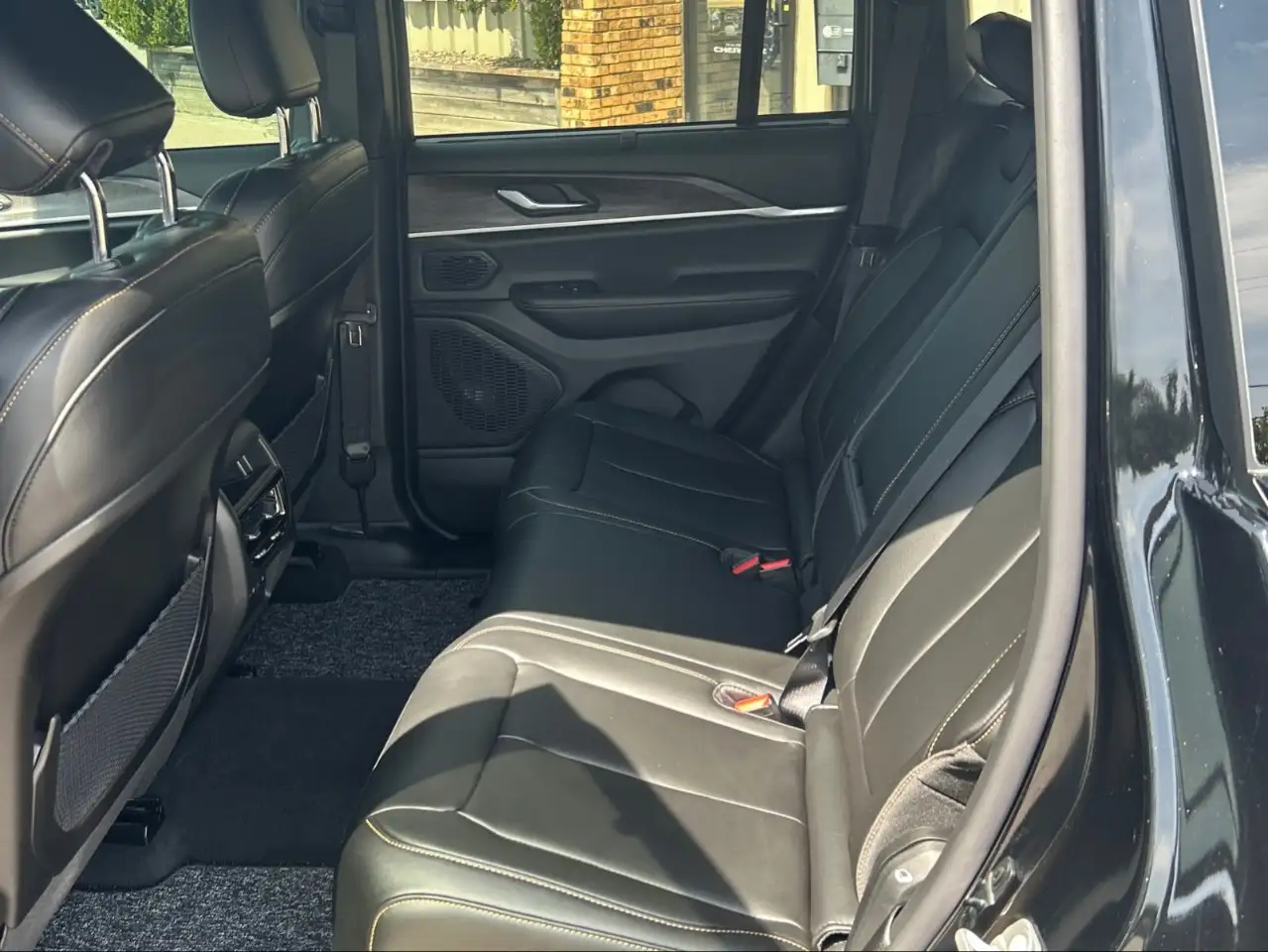 Jeep Grand Cherokee - Image 12