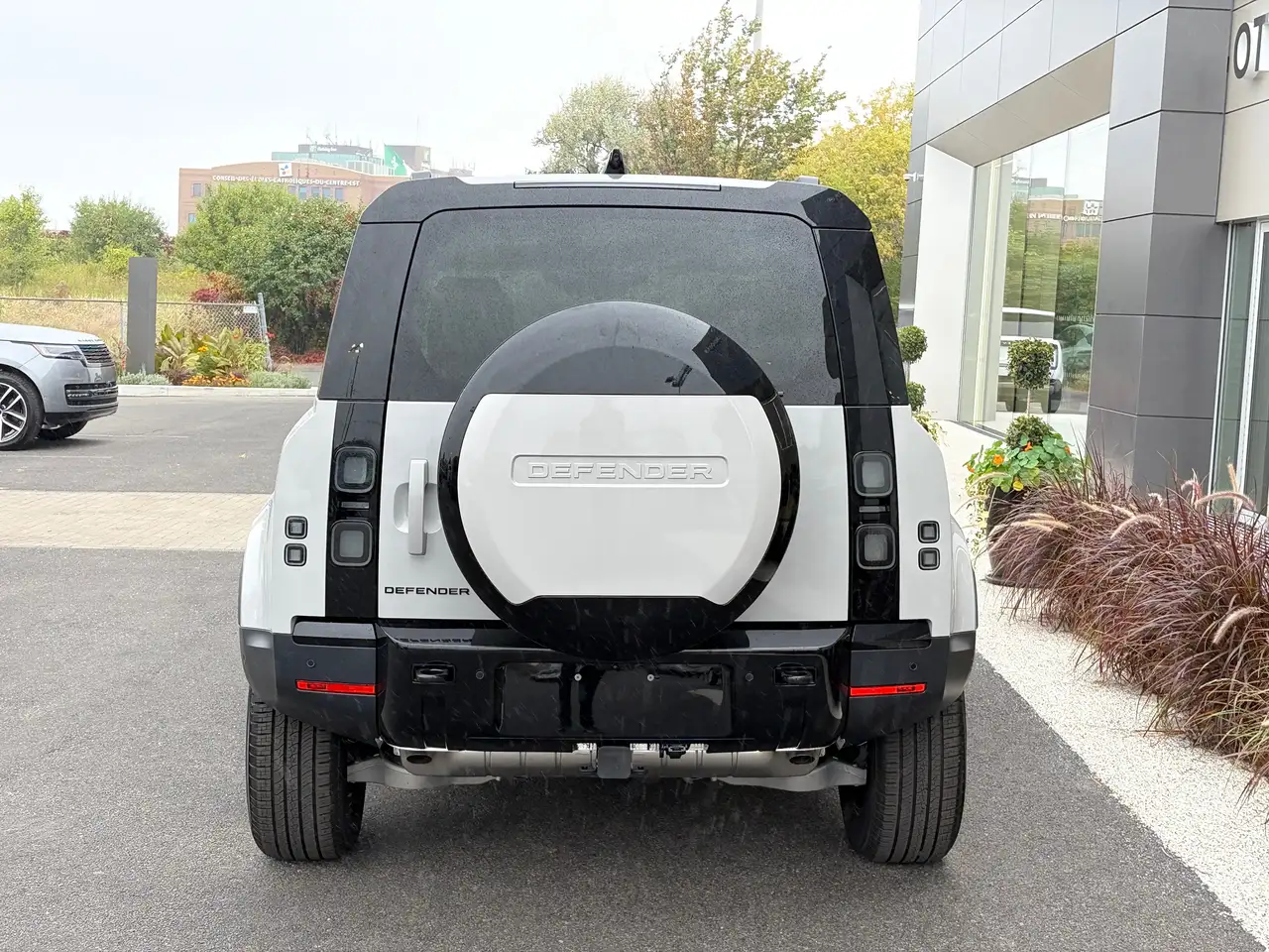 Land Rover Defender - Image 5