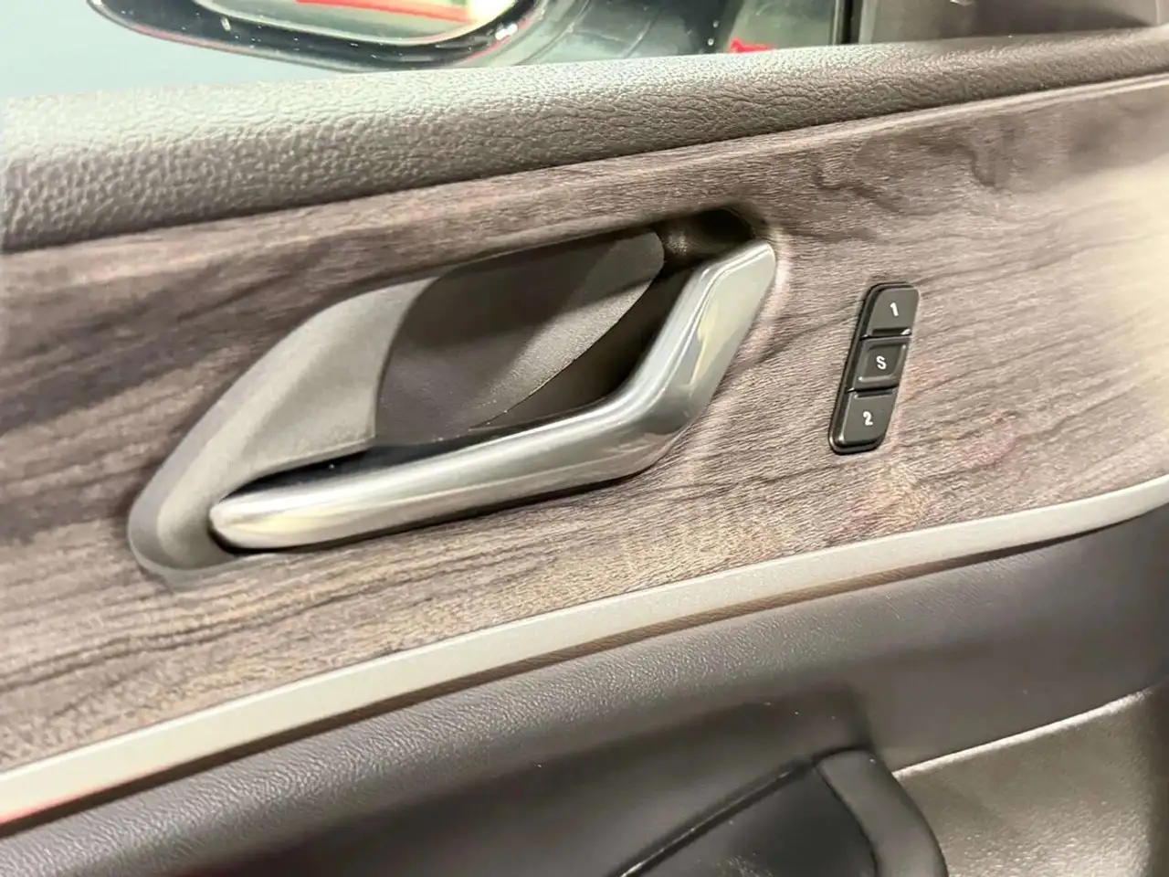 Jeep Grand Cherokee - Image 17