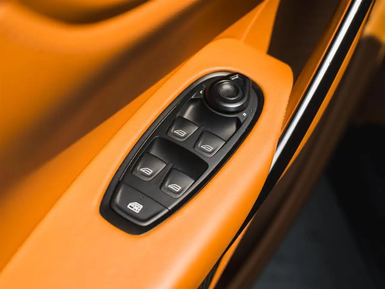 Aston Martin DBX - Image 21