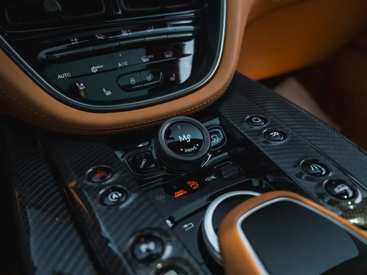 Aston Martin DBX - Image 28