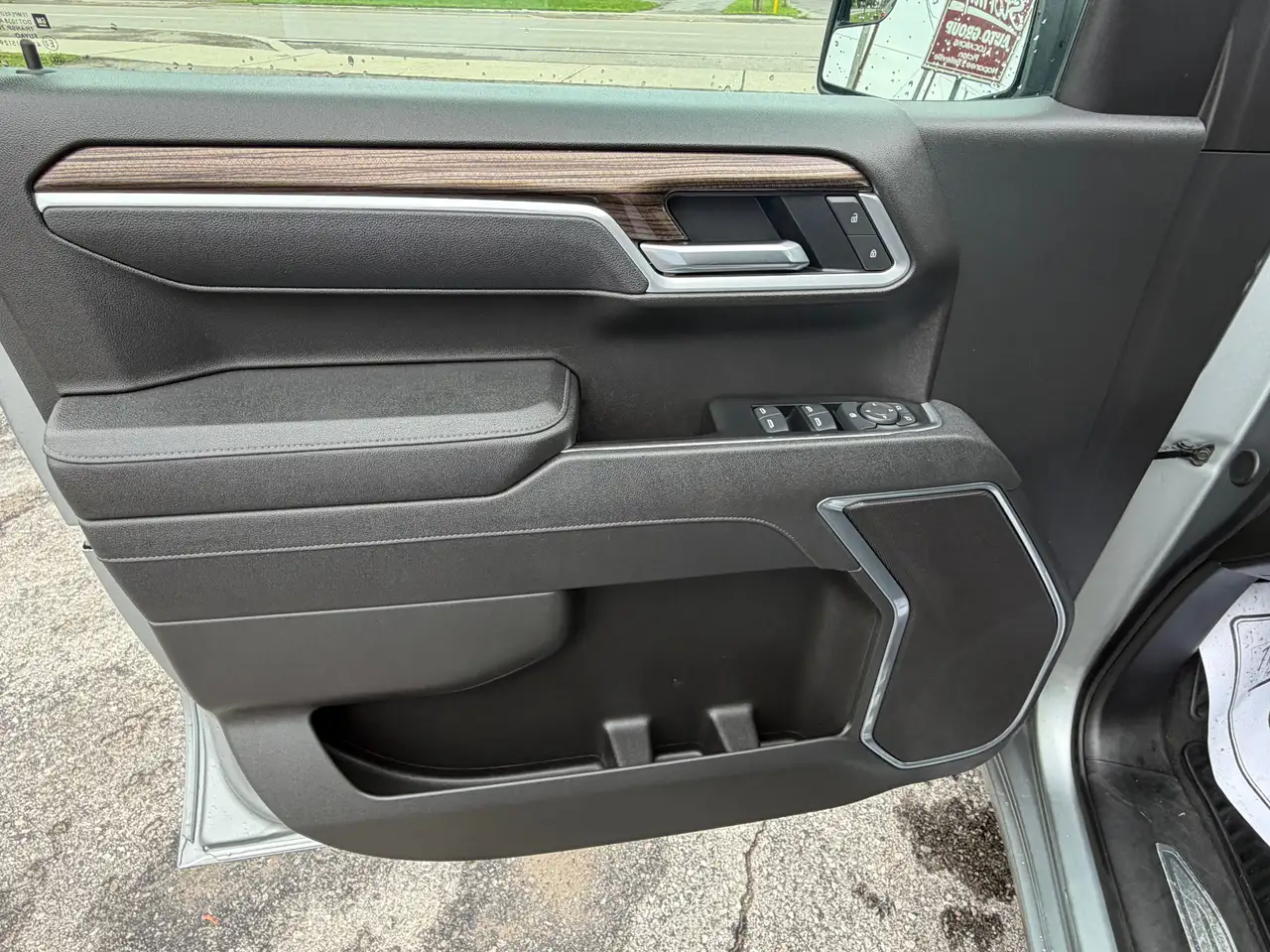 Chevrolet Silverado 1500 - Image 10